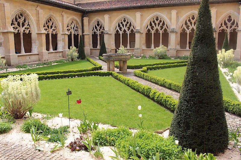 Photo of Cadouin abbey cloisters