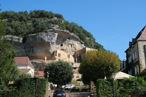 centre of Les Eyzies village