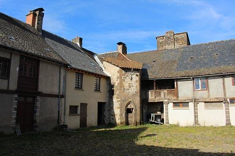 Chapter house on edge of Saint-Chamant