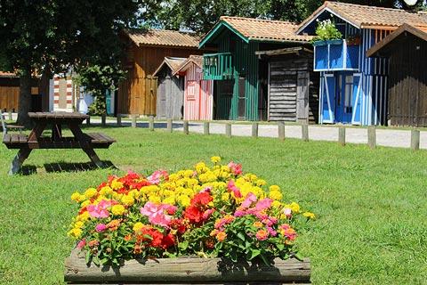 Picnic area and cabins at Port de Biganos