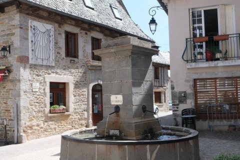 Lo Grifol fountain in Montsalvy
