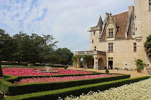 Flowerbeds in front of Chateau des Milandes