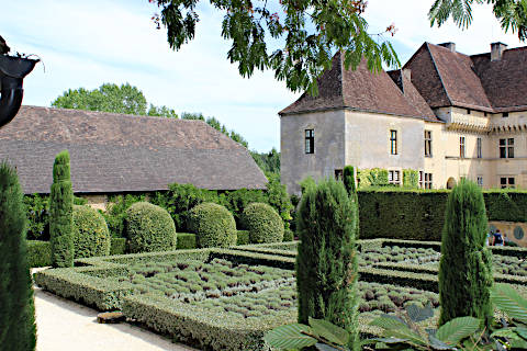 formal gardens of the Chateau de Losse
