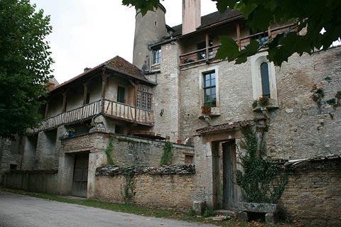 houses outside the fortifications of Noyers
