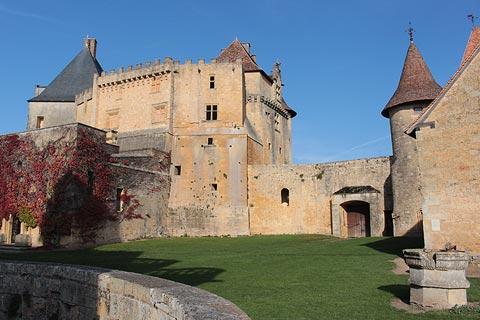 Main courtyard in centre of Biron castle