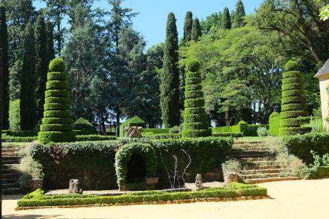 Hedges in the courtyard of the Manoir d'Artaban
