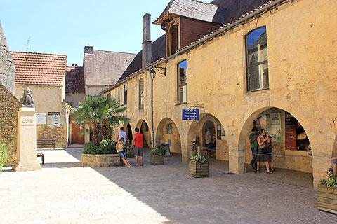 arcades in Montignac