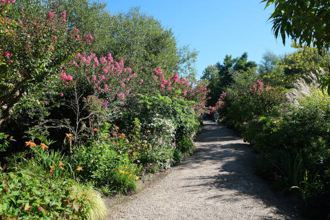 Promenade fleurie at Aureilhan Lake