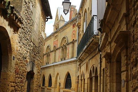 Pretty houses in a quiet street in Belves