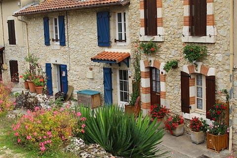 Houses outside ramparts in Saint-Justin