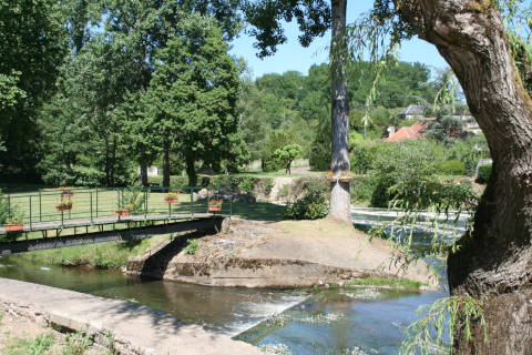The Auvézère river flows through Tourtoirac