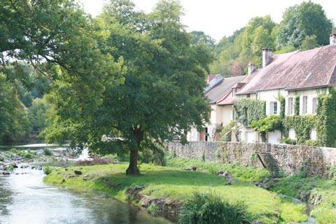 riverside view in Semur-en-Auxois