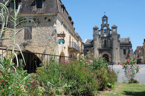 Main square in the centre of Villefranche-du-Perigord