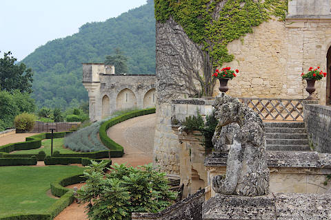 Statues in the grounds of Chateau des Milandes