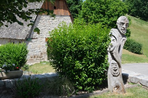 Statue in Sénezergues