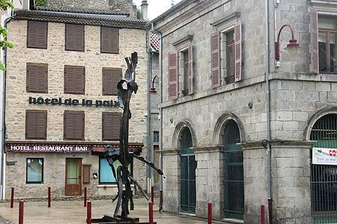 Contemporary art statue in Olliergues