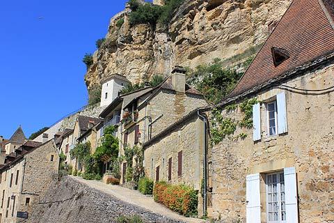 Steep street through centre of village of Beynac