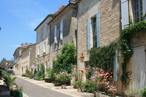 Flowers and plants along a street in Beaumont-du-Perigord