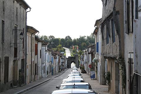 straight street from centre to entry gate