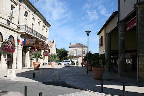 Town centre and arcades in Miramont-de-Guyenne