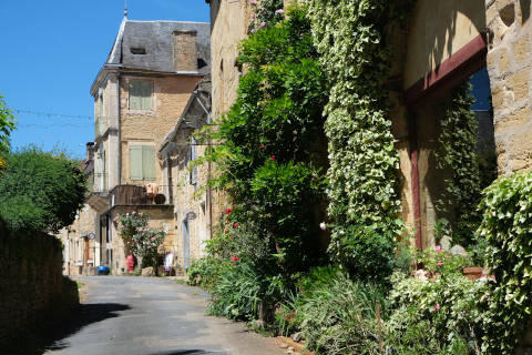 Place de la Halle in Salignac-Eyvigues